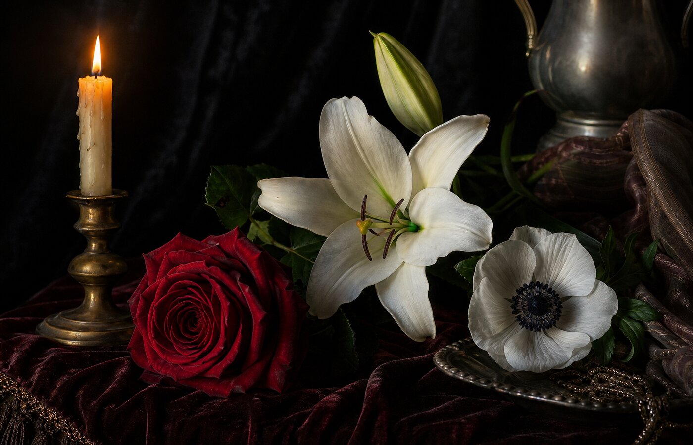 Composición barroca de flores simbólicas (rosa, lirio, anémona) sobre terciopelo oscuro y vela encendida